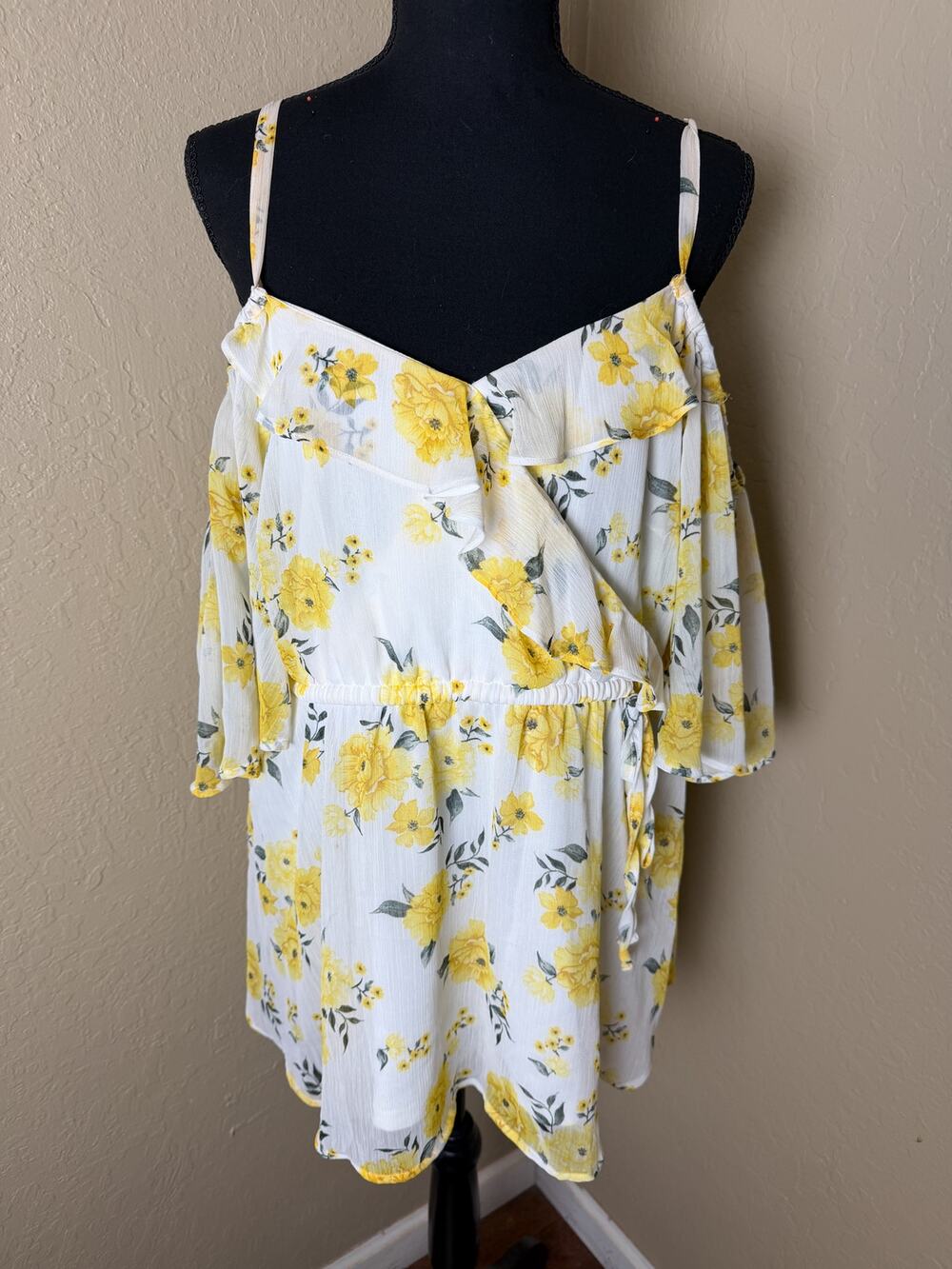Torrid Size 1 1X Yellow Floral Chiffon Cold Shoulder Wrap Blouse Plus Size